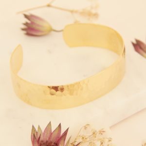 Laoree-bijoux-fantaisie-bracelet-petite-manchette-martelée-laiton-dore-or