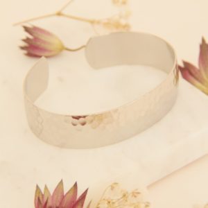 Laoree-bijoux-fantaisie-bracelet-petite-manchette-martelée-laiton-palladié-gris